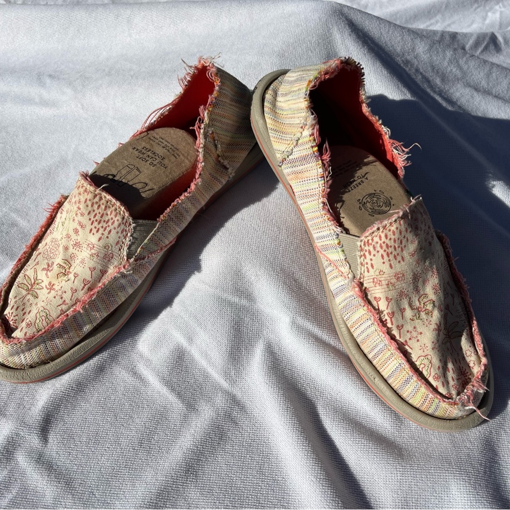 Sanuk Casual Frayed Shoe in Cream & Peach Design